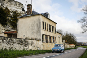 FASA-Renault 4L Super - Restaurierter Wagen vor patiniertem Gebäude