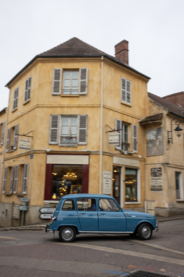 FASA-Renault 4L Super - unterwegs in einem französischen Dorf