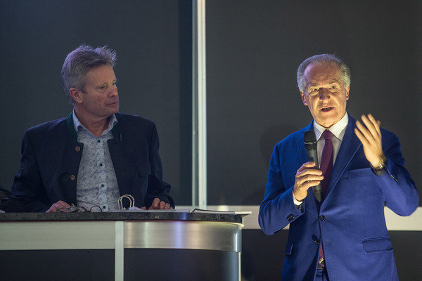 Fabio Lamborghini erklärt die Vorzüge des Traktors Lamborghini 2R - Versteigerung der Oldtimer Galerie in Gstaad am 29. Dezember 2017