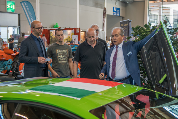 Fabio Lamborghini gewährt stolz einen Einblick in den Innenraum - am Stand der Klima Lounge - Motorworld Classics Bodensee 2018