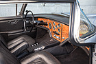 Facel-Vega FV 3 (1957) - an der weit hineinragenden Panorama-Windschutzscheibe schlägt man sich gerne das Knie an