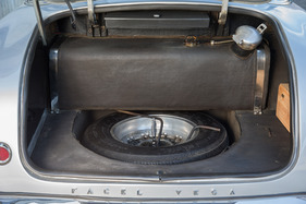 Facel-Vega FV 3 (1957) - das Reserverad liegt unter dem Gepäck