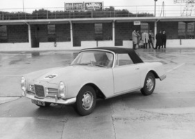 Facel-Vega Facel III Cabriolet (1963) - nicht wirklich ein Rennwagen, aber trotzdem auch in Monthléry zu finden