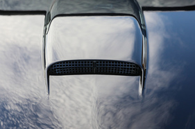 Facel Vega HK 500 (1959) - Lufthutze zur "Fütterung" des Vierfachvergasers