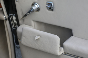 Facel Vega HK 500 (1959) - Platz für Kleinigkeiten gibt es in diesen ausfahrbaren Behältern in der Türe