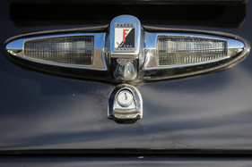 Facel Vega HK 500 (1959) - Rückfahrleuchten und Facel-Emblem im Kofferraumschloss