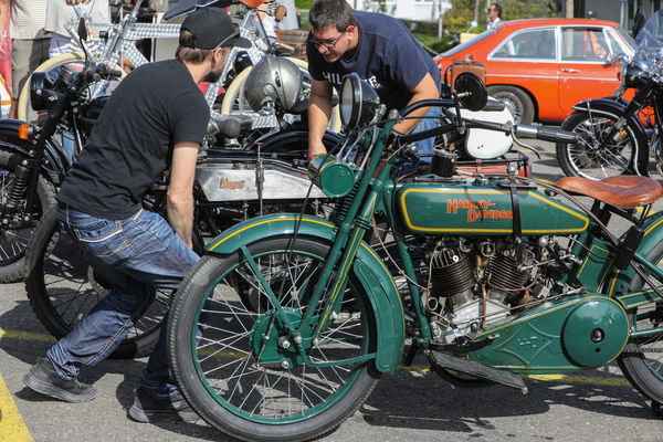 Fachsimpelei am Harley-Davidson-Zweizylinder – Albisgütli Classic Cars & Bikes Oktober 2023