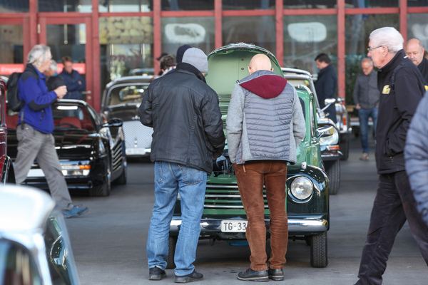 Image: Talking shop on the open hood of a Fiat 500 C