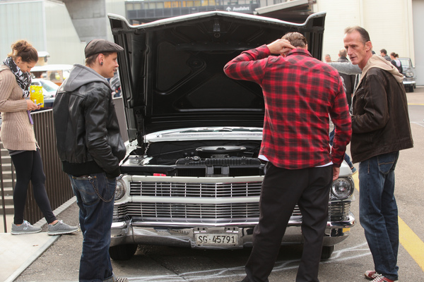 Fachsimpeln unter der offenen Motorhaube - Oldtimermesse St. Gallen 2015