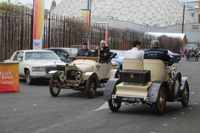 Fahrdemonstrationen des Club Teuf-Teuf mit begeisterten Mitfahrern – Rétromobile Paris 2025