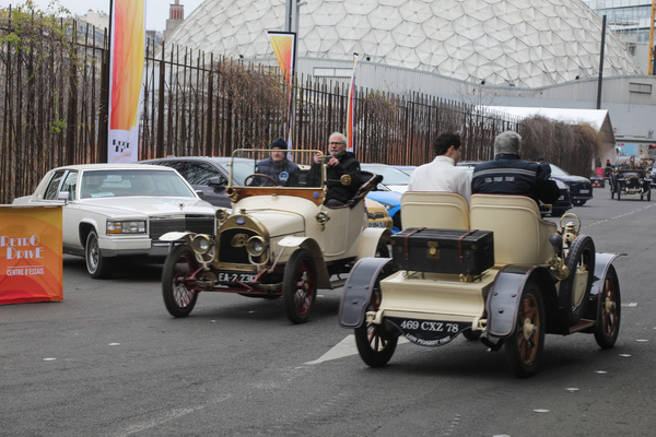 Fahrdemonstrationen des Club Teuf-Teuf mit begeisterten Mitfahrern – Rétromobile Paris 2025