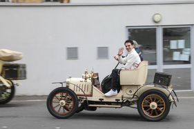 Fahrdemonstrationen des Club Teuf-Teuf mit begeisterten Mitfahrern – Rétromobile Paris 2025
