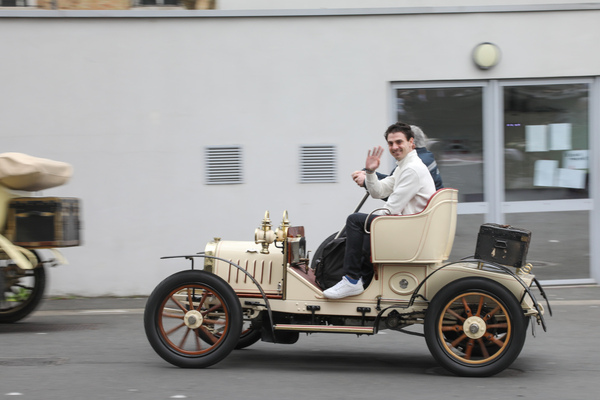 Fahrdemonstrationen des Club Teuf-Teuf mit begeisterten Mitfahrern – Rétromobile Paris 2025
