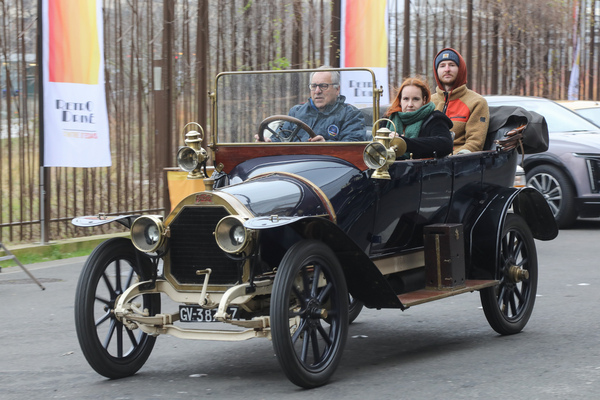 Fahrdemonstrationen des Club Teuf-Teuf mit begeisterten Mitfahrern – Rétromobile Paris 2025