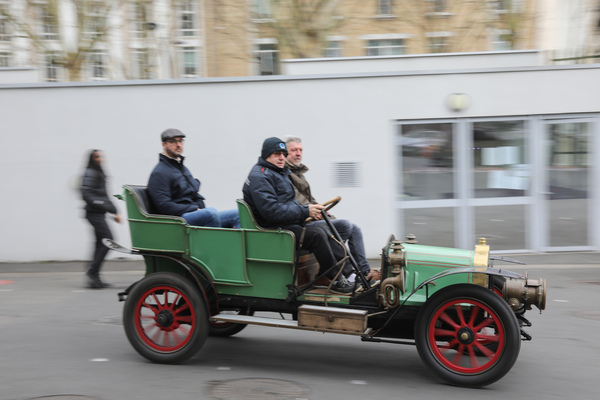 Fahrdemonstrationen des Club Teuf-Teuf mit begeisterten Mitfahrern – Rétromobile Paris 2025
