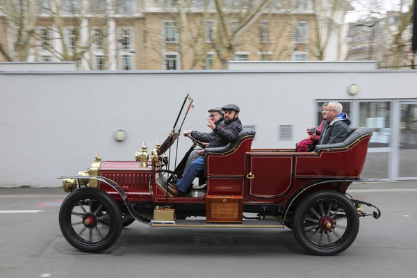 Fahrdemonstrationen des Club Teuf-Teuf mit begeisterten Mitfahrern – Rétromobile Paris 2025