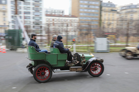 Fahrdemonstrationen des Club Teuf-Teuf mit begeisterten Mitfahrern – Rétromobile Paris 2025