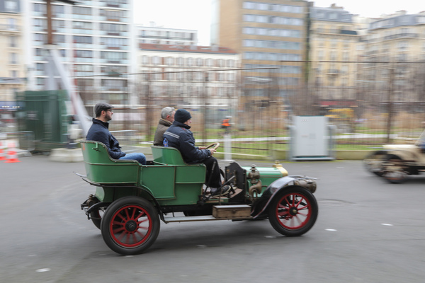 Fahrdemonstrationen des Club Teuf-Teuf mit begeisterten Mitfahrern – Rétromobile Paris 2025