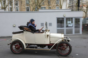 Fahrdemonstrationen des Club Teuf-Teuf mit begeisterten Mitfahrern – Rétromobile Paris 2025