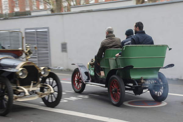 Fahrdemonstrationen des Club Teuf-Teuf mit begeisterten Mitfahrern – Rétromobile Paris 2025