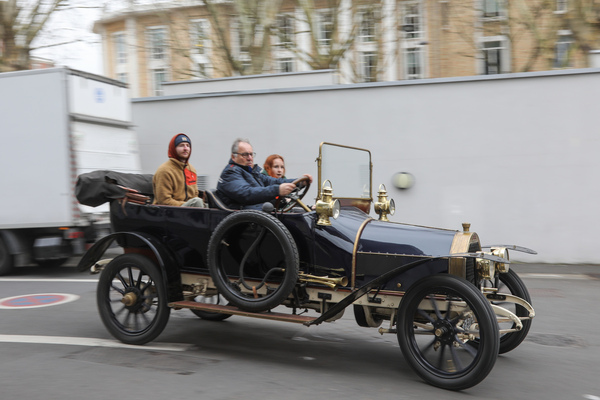 Fahrdemonstrationen des Club Teuf-Teuf mit begeisterten Mitfahrern – Rétromobile Paris 2025