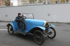 Fahrdemonstrationen des Club Teuf-Teuf mit begeisterten Mitfahrern, hier der BNC – Rétromobile Paris 2025