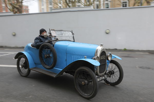 Fahrdemonstrationen des Club Teuf-Teuf mit begeisterten Mitfahrern, hier der BNC – Rétromobile Paris 2025
