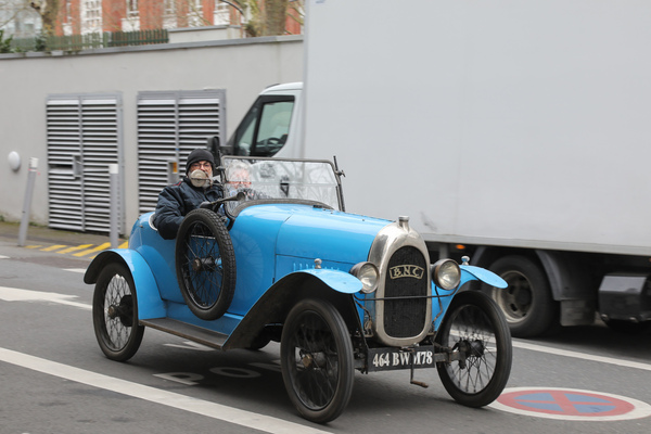Fahrdemonstrationen des Club Teuf-Teuf mit begeisterten Mitfahrern, nochmals der BNC – Rétromobile Paris 2025