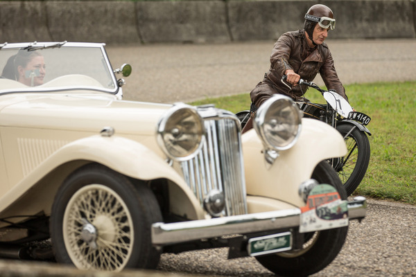 Fahrdynamik im Vergleich: das Motorrad legt sich in, das Auto aus der Kurve – Emil Frey Oldtimer-Grandprix Safenwil 2024