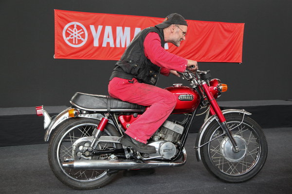 Fahren an Ort, auf der Yamaha der Siebzigerjahre - Klassikwelt Bodensee 2016