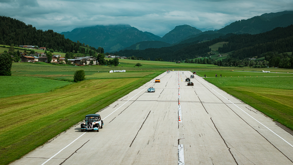 Fahren auf dem Flugfeld an der 38. Kitzbüheler Alpenrallye 2025
