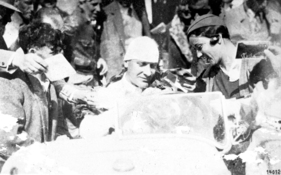 Fahren, gewinnen, schreiben: Bergkönig Hans Stuck, Sieger der Corsa dello Stelvio 1932 am Stilfser Joch, gibt geduldig Autogramme. Zuvor hatte er einen neuen Streckenrekord aufgestellt.