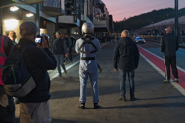 Fahrer wartet bereit und geduldig auf seinen Einsatz - alte Boxengasse Spa Six Hours 2023 - Spa Six Hours Endurance