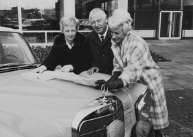 Fahrerbesprechung - Karl Kling, Ewy Rosqvist und Ursula Wirth beim Museum in Untertürkheim