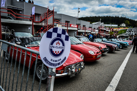Fahrerlager mit Clubfahrzeugen an der Spa Classic 2016