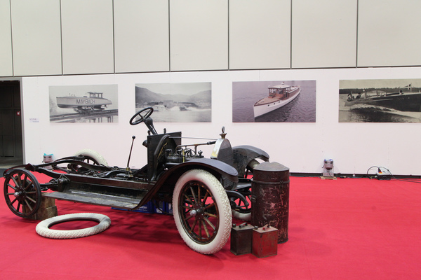Fahrgestell eines Vorkriegsoldtimers in der Bootshalle - Motorworld Classics Berlin 2019