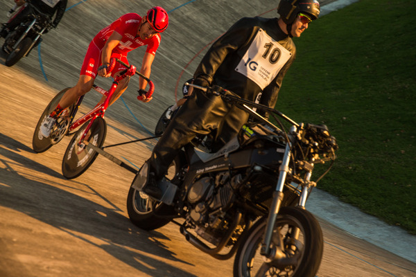 … Fahrräder nutzten den Windschatten eines knatternden Verbrenners.