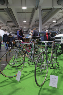 Fahrräder wie dieses Colnago Super Cromato von 1981 (rechts) werden durchaus zu Autopreisen gehandelt (Preis EUR 4999) - Bremen Classic Motorshow 2019