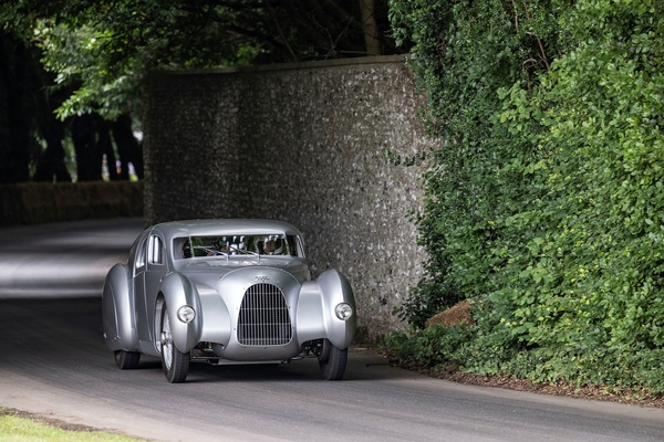Image: Driving on the Goodwood "hill climb" - Hans-Joachim Stuck at the wheel of the Auto Union Type 52