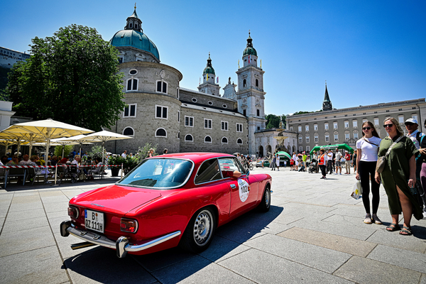Bild: Fahrzeugabnahme im Hof des Schloss Hellbrunn - Gaisbergrennen 2025