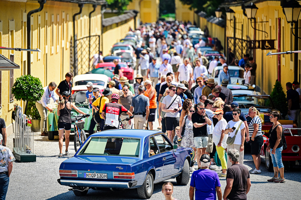 Bild: Fahrzeugabnahme im Hof des Schloss Hellbrunn - Gaisbergrennen 2025