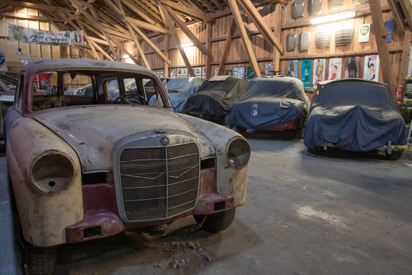 Fahrzeuge in unterschiedlichen Zustandsstufen stehen in Warteposition - Einblicke in die Arbeit der Ponton-Manufaktur