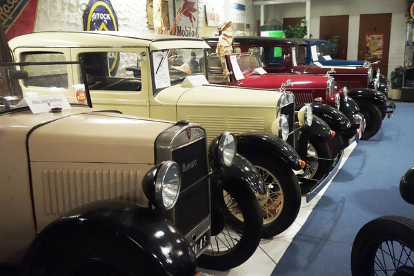 Fahrzeuge von Rosengart in Reih' und Glied - Rosengart-Museum in Bedburg-Rath