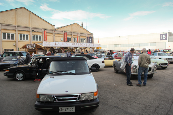 Vehicle trade between the halls - youngtimers next to classics, restoration objects next to classic cars ready to drive - Auto e Moto d'Epoca 2014
