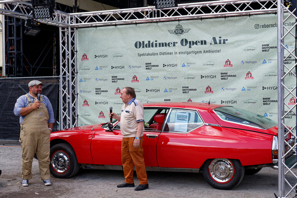 Fahrzeugpräsentation: Der Besitzer hatte viel zu erzählen über seinen Citroën SM – Oldtimer Open Air 2024