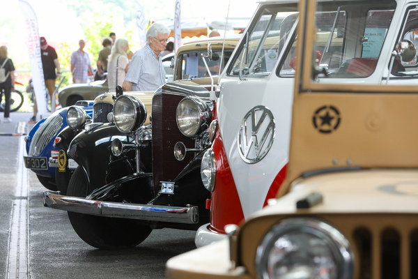 Bild: Fahrzeugvielfalt in der Arena - Old Wheels Biel-Bienne 2025