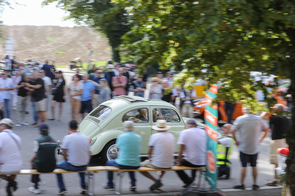 Bild: Faltdach-Käfer von Volkswagen bei der Ankunft vor grossem Publikum - 6. Lägern Classic 2023