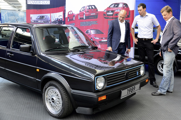 Bild Fans des Golf GTI unter sich - Florian Urbitsch erklärt Marrhias Reihardt und Jan Horeyseck die Besonderheiten seines Golf G60 Limited