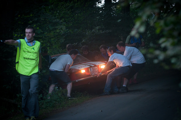 Fans ziehen den Langerfeld Alfa Romeo aus den Büschen wieder auf die Strecke – Eifel Rallye Festival 2013