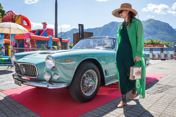 Farbe an Stoff und Blech ...